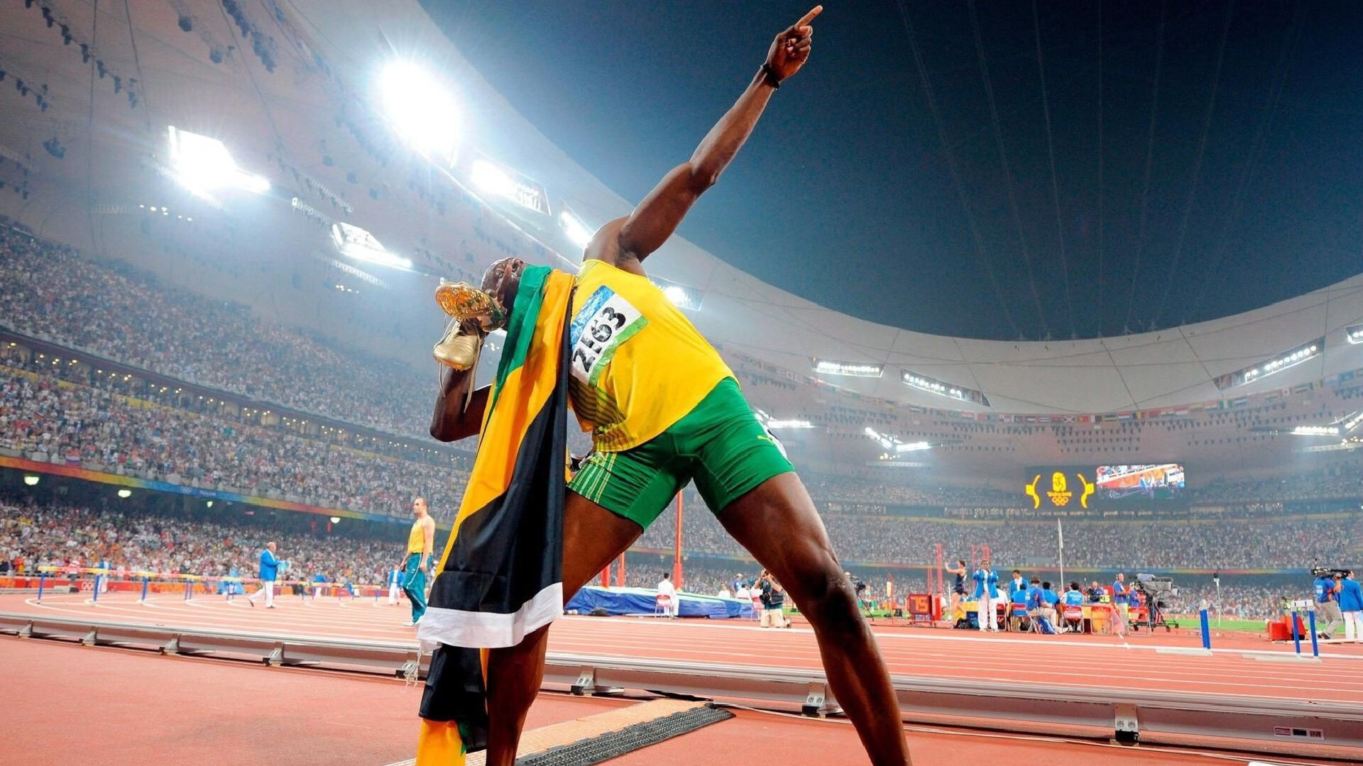 _夜色篮球对抗：灯火通明中的速度之战_，夜光篮球实战视频