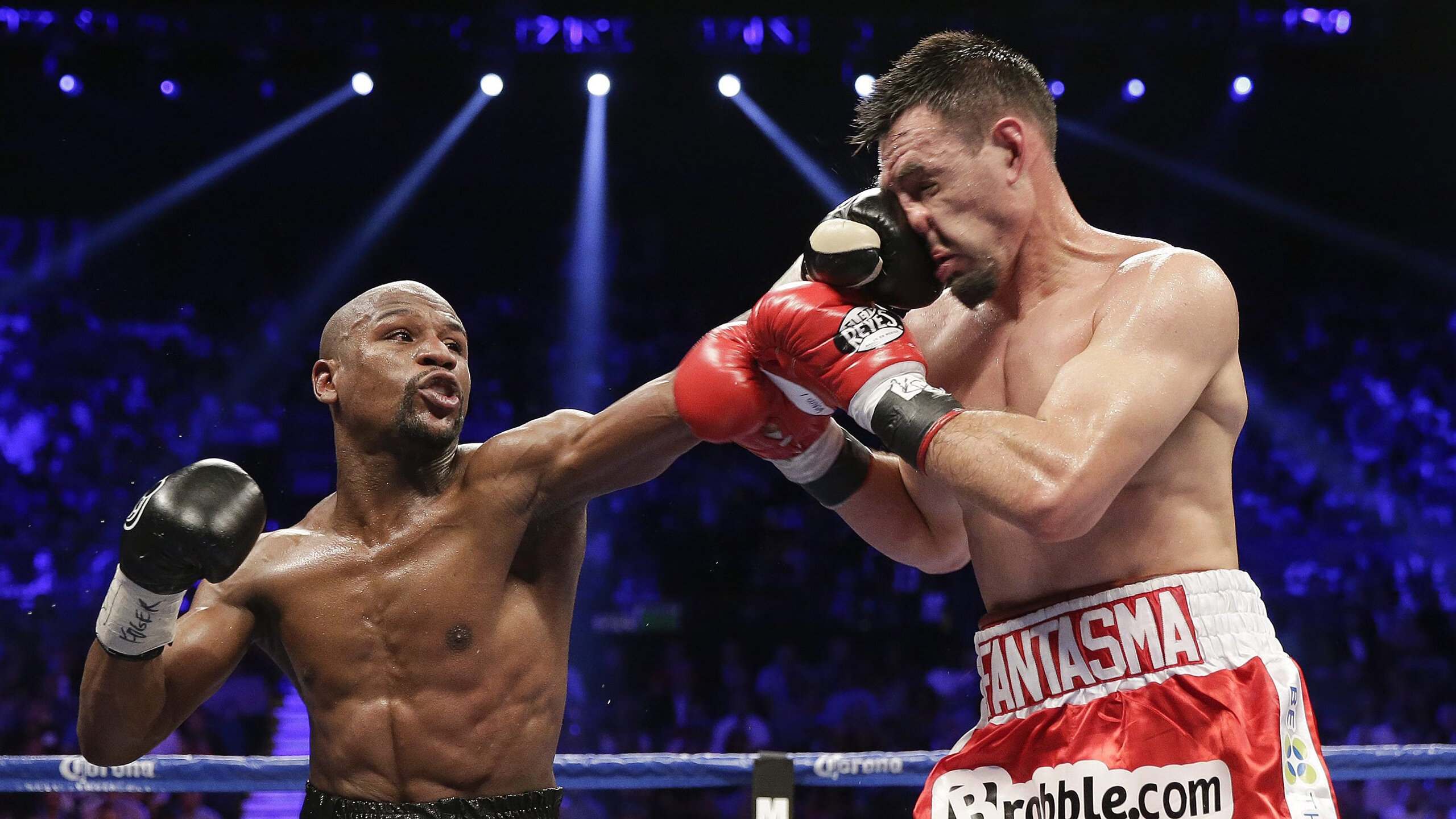 “冲撞激烈：火光四射的瞬间奇观”，火光冲天的意思